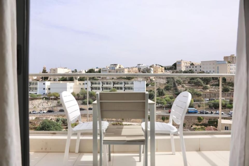 Property building, Patio, Day, View (from property/room), Balcony/Terrace, Living room, Seating area, Dining area, City view