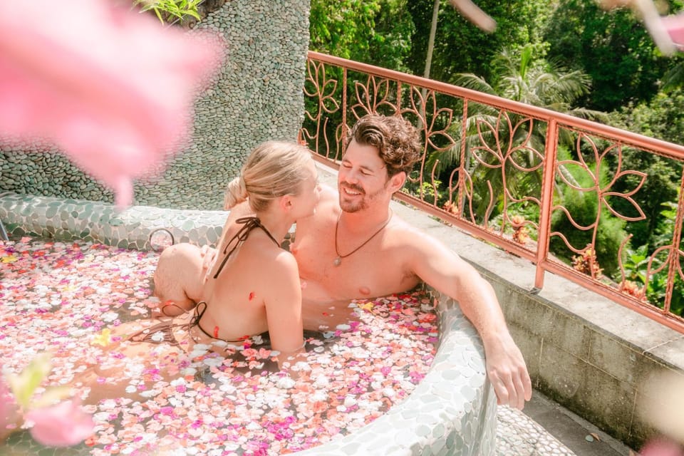 Hot Tub, Guests