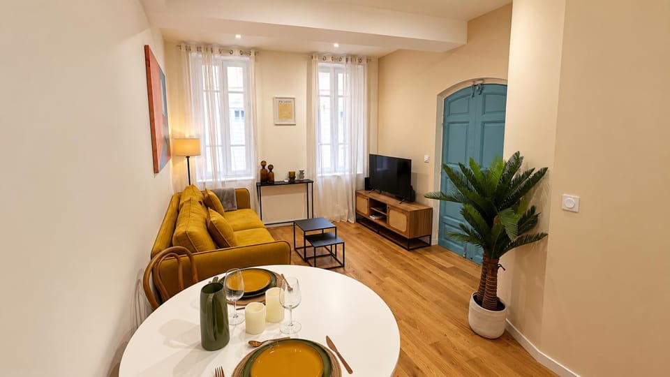 TV and multimedia, Living room, Seating area, Dining area
