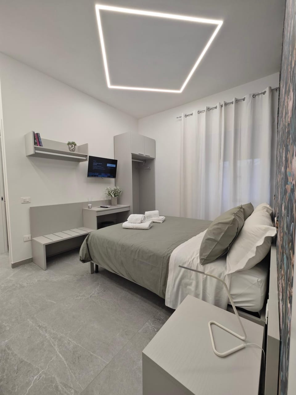 Bed, TV and multimedia, Photo of the whole room, Bedroom, towels