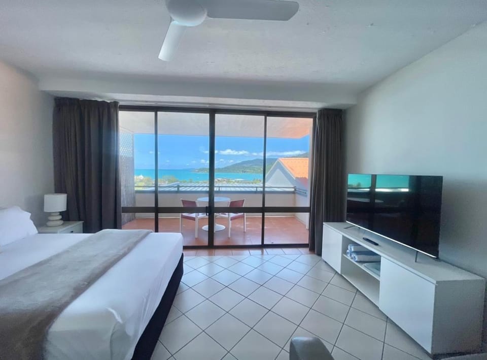 Ocean View Pools and WIFI Apartment in Airlie Beach