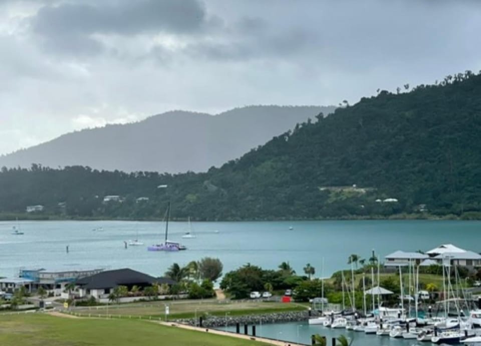 Ocean View Pools and WIFI Apartment in Airlie Beach