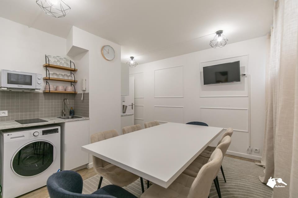TV and multimedia, Kitchen or kitchenette, Living room, Dining area, microwave, stove, washing machine