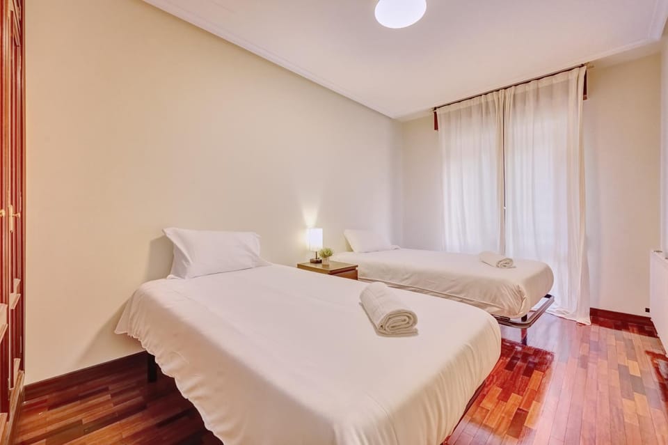 Photo of the whole room, Bedroom, towels