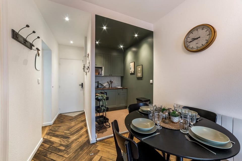 Kitchen or kitchenette, Dining area, stove