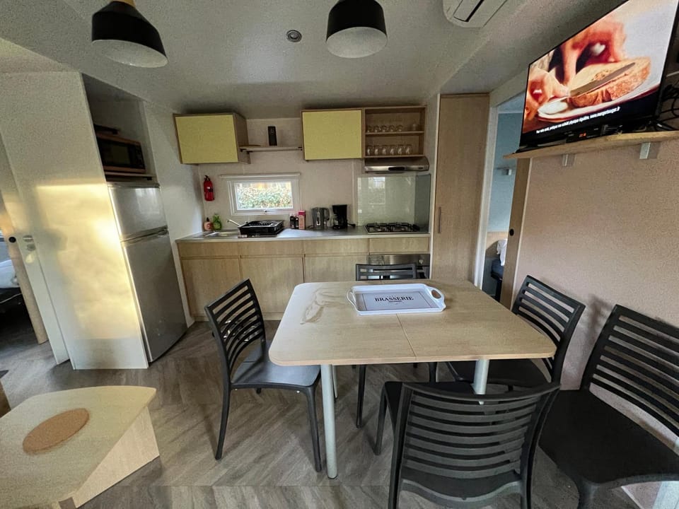 TV and multimedia, Kitchen or kitchenette, Dining area, oven, stove