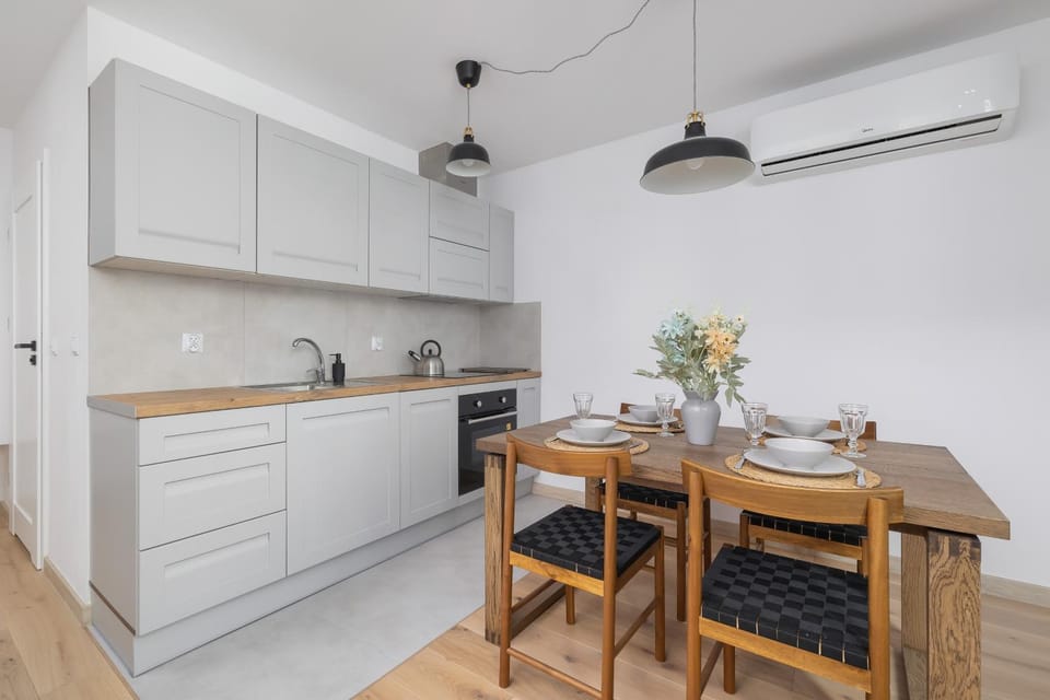 Kitchen or kitchenette, Dining area, air conditioner