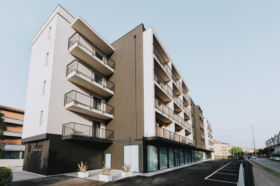 Property building, Neighbourhood, Parking