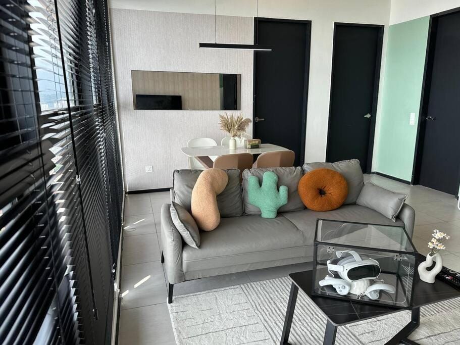 PICO VR, 3BR 3 queen bed, 2 car park, UrbanSuites by XW Home Apartment in George Town