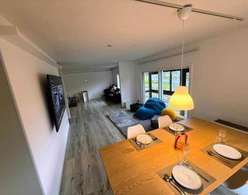 Communal lounge/ TV room, TV and multimedia, Living room, Seating area, Dining area