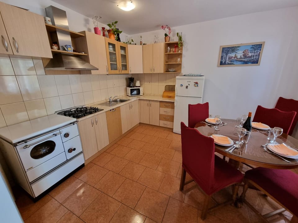 Kitchen or kitchenette, Dining area