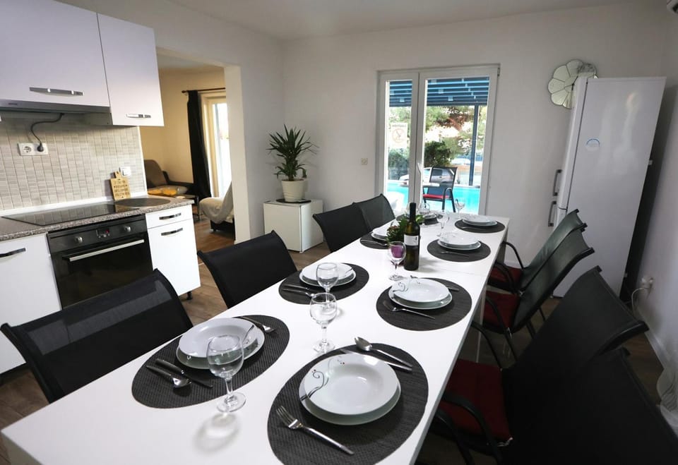 Kitchen or kitchenette, Seating area, Dining area