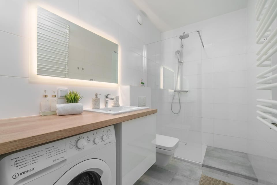 Shower, Toilet, Bathroom, towels, washing machine