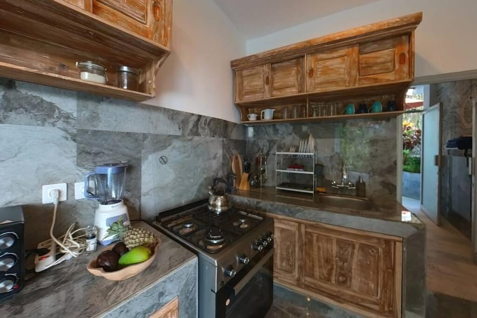 Coffee/tea facilities, Kitchen or kitchenette, oven, stove