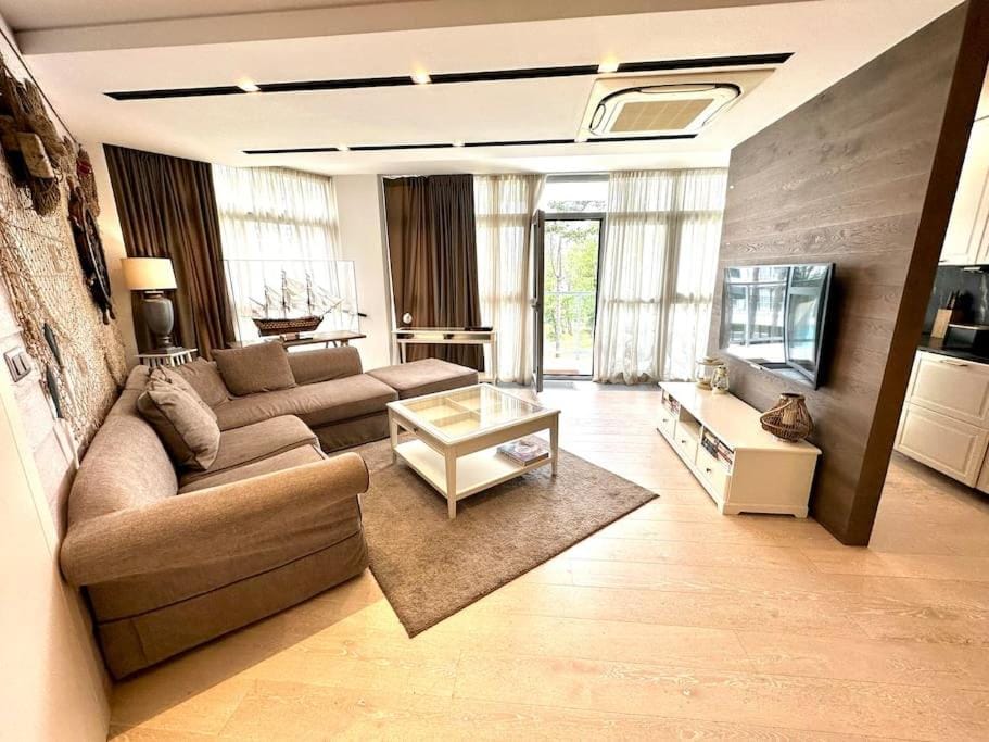 TV and multimedia, Living room, Seating area, air conditioner