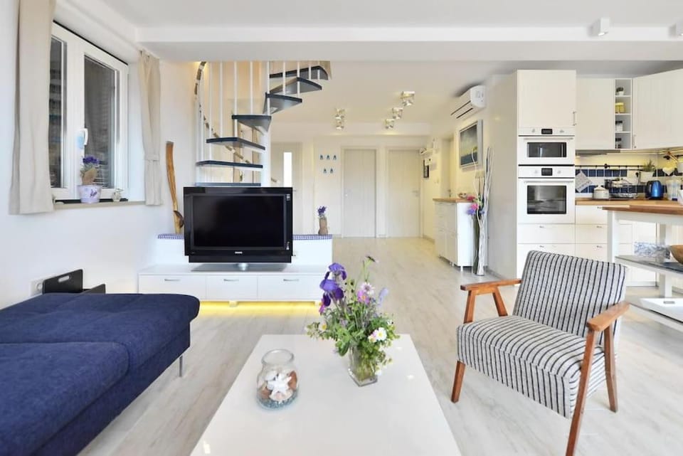 Communal lounge/ TV room, Living room, Seating area