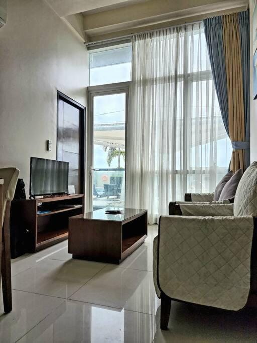 High Ceiling Home by the Pool with Wi-Fi and Netflix Apartment hotel in Lapu-Lapu City