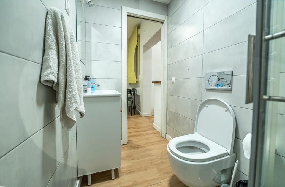 New flat , modern , wifi, 10min sol, 5 Reina Sofia Apartment in Centro