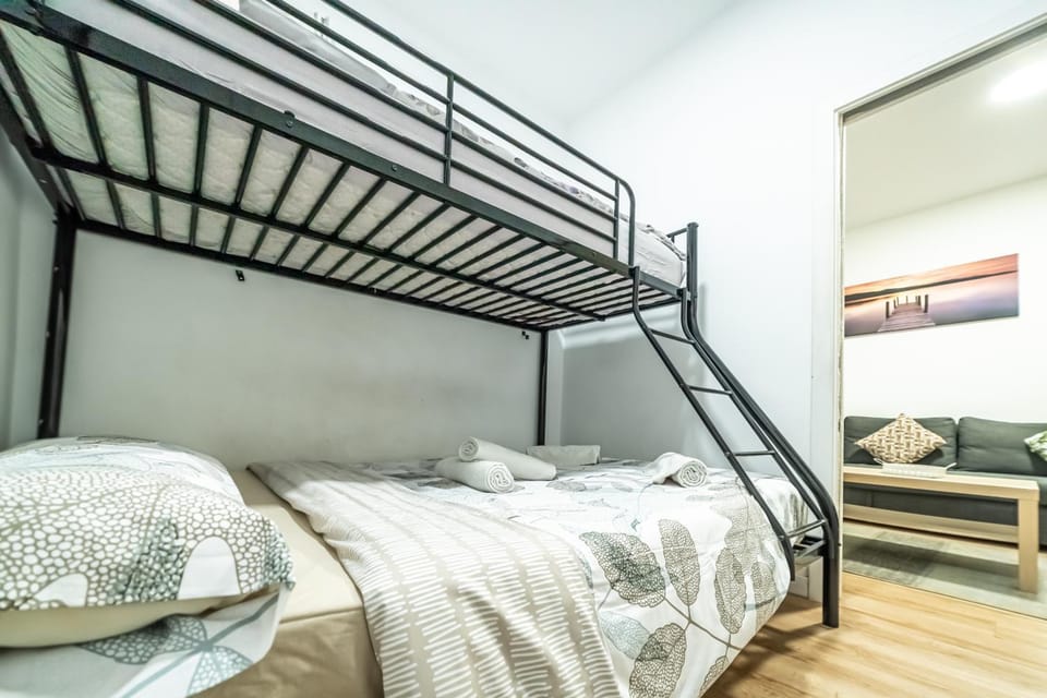 New flat , modern , wifi, 10min sol, 5 Reina Sofia Apartment in Centro