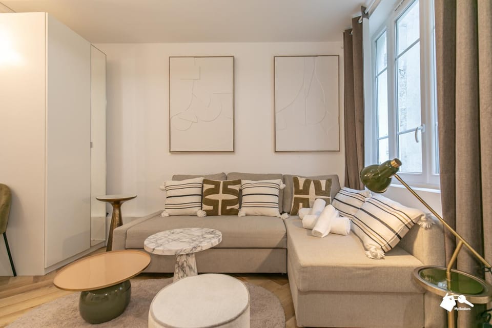 Bed, Living room, Photo of the whole room, Seating area, Bedroom