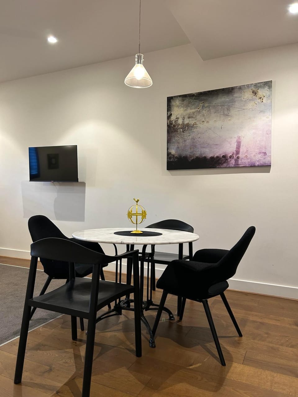 TV and multimedia, Seating area, Dining area