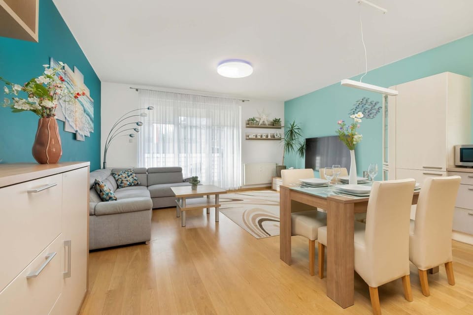 TV and multimedia, Kitchen or kitchenette, Living room, Seating area, Dining area
