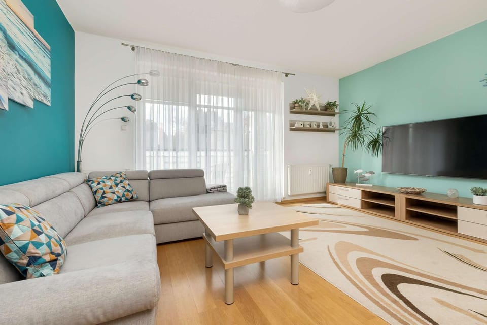 TV and multimedia, Living room, Seating area, Evening entertainment