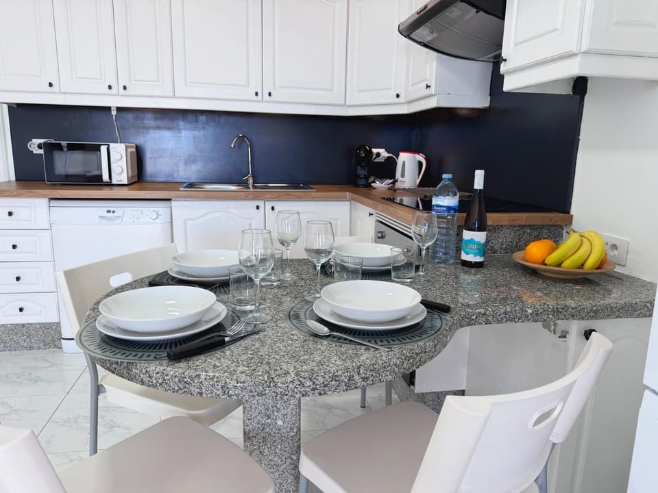 Coffee/tea facilities, Kitchen or kitchenette, Dining area, Food, stove