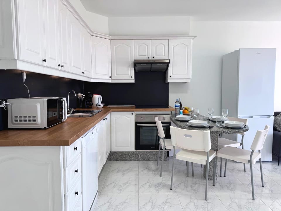 Coffee/tea facilities, Dining area, dishwasher, oven, stove, toaster
