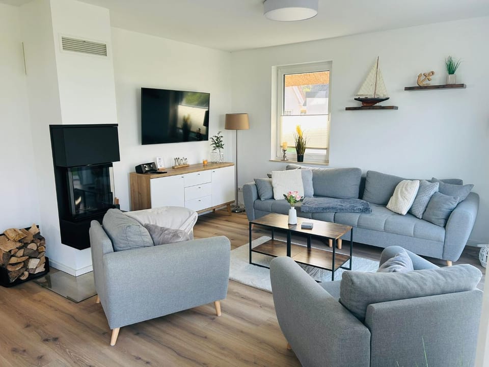 TV and multimedia, Seating area, fireplace