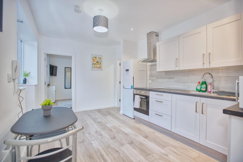 New Refurbished 2BR - City Centre Apartment in Bridgwater