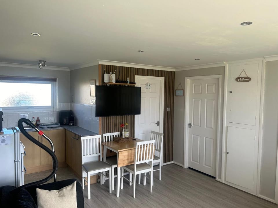 Great Yarmouth - Chalet - Sleeps 5 - Parking Chalet in Hemsby