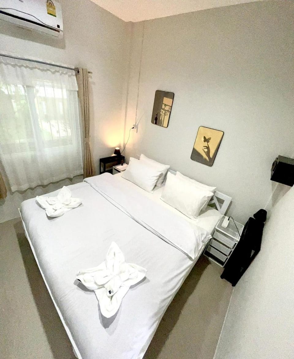 Bed, Photo of the whole room, Bedroom, towels, air conditioner