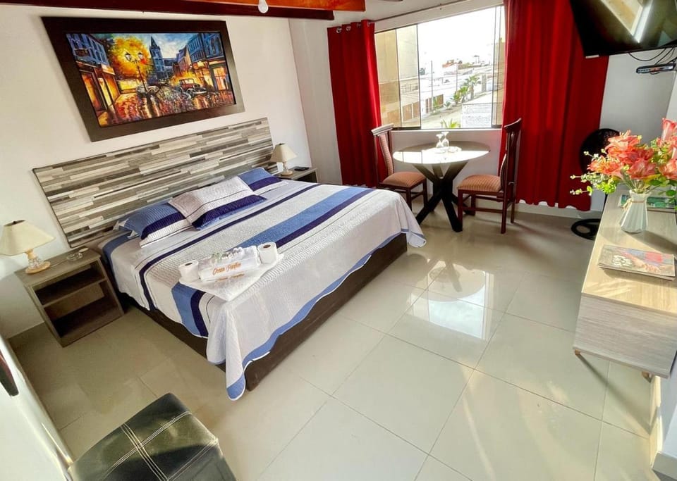 Bed, TV and multimedia, Photo of the whole room, Bedroom