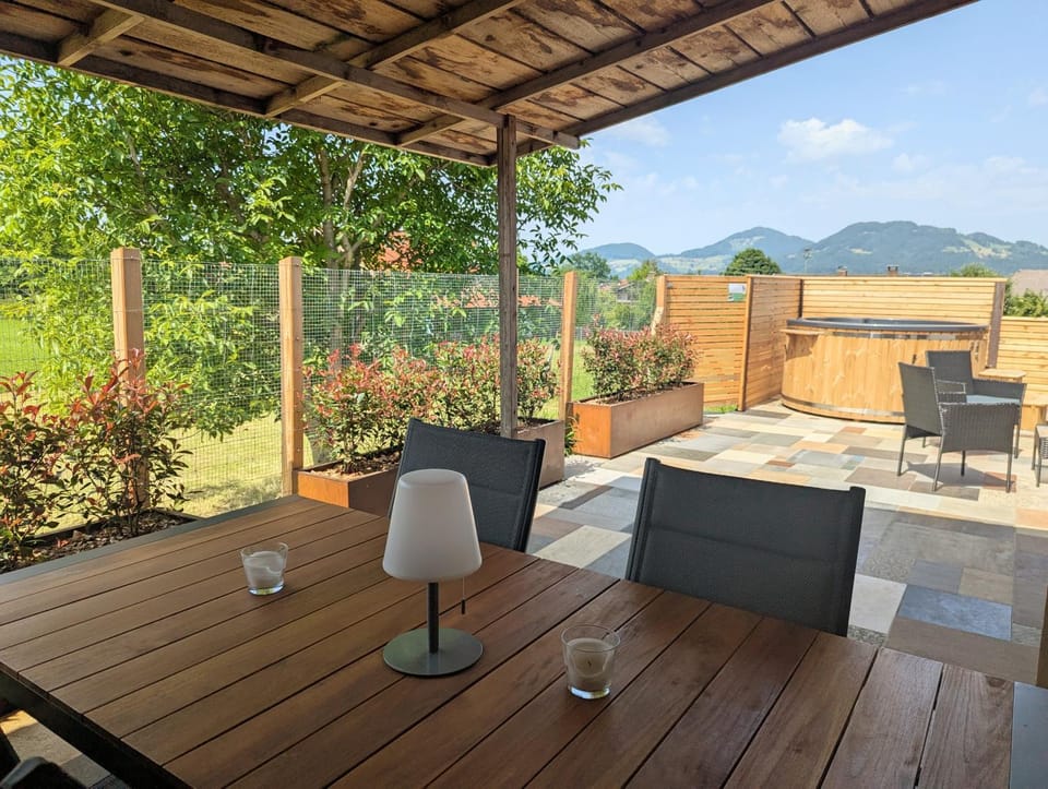 Natural landscape, Garden, Hot Tub, Balcony/Terrace, Seating area, Dining area, Garden view, Mountain view