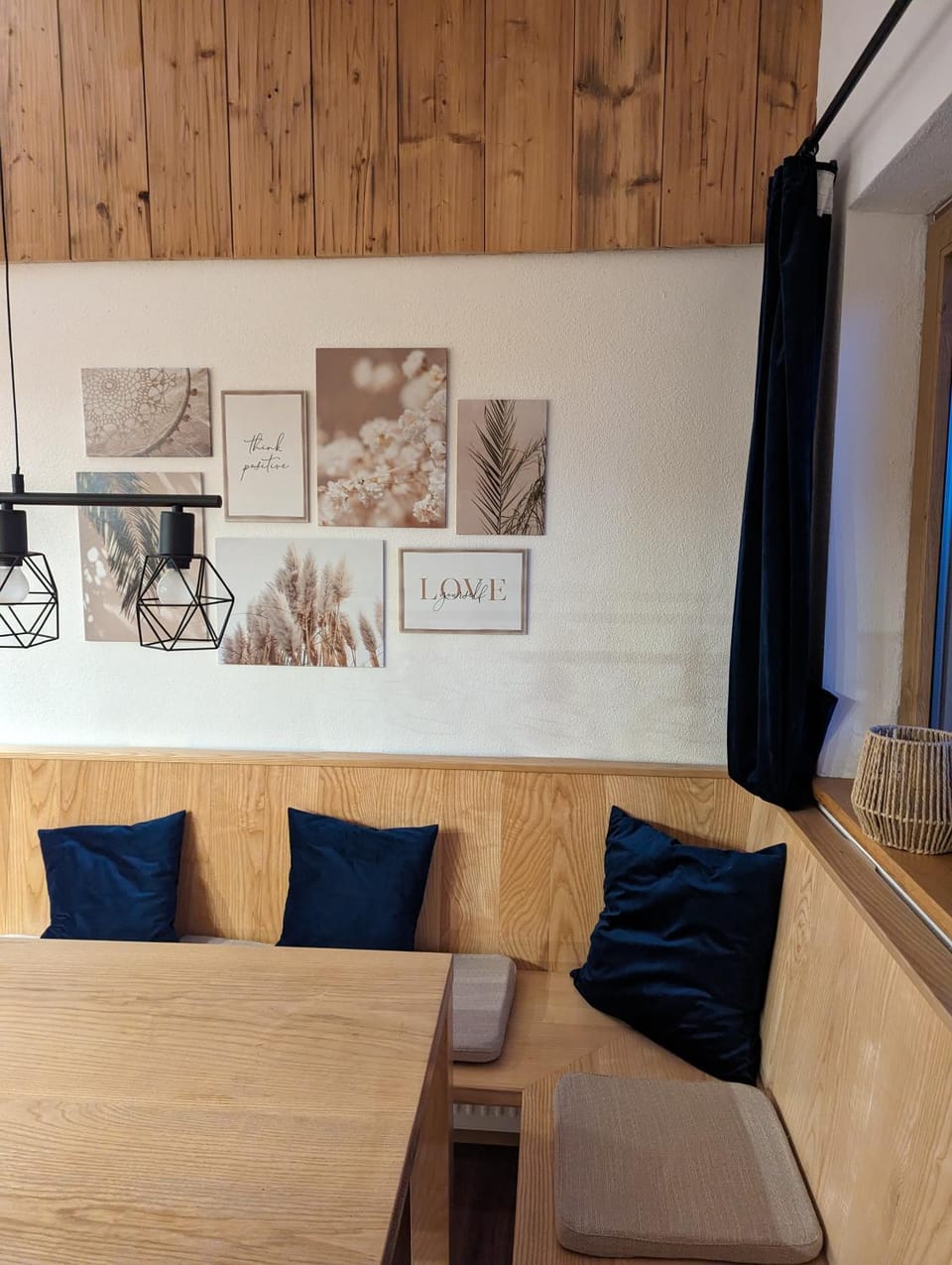 Seating area, Dining area