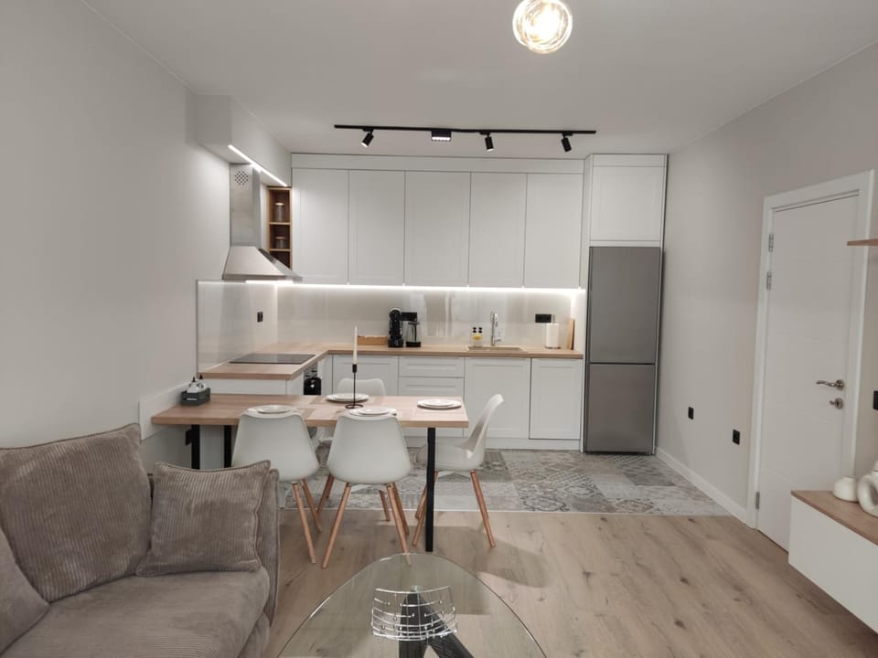 Coffee/tea facilities, Kitchen or kitchenette, Living room, Seating area, Dining area, oven, stove
