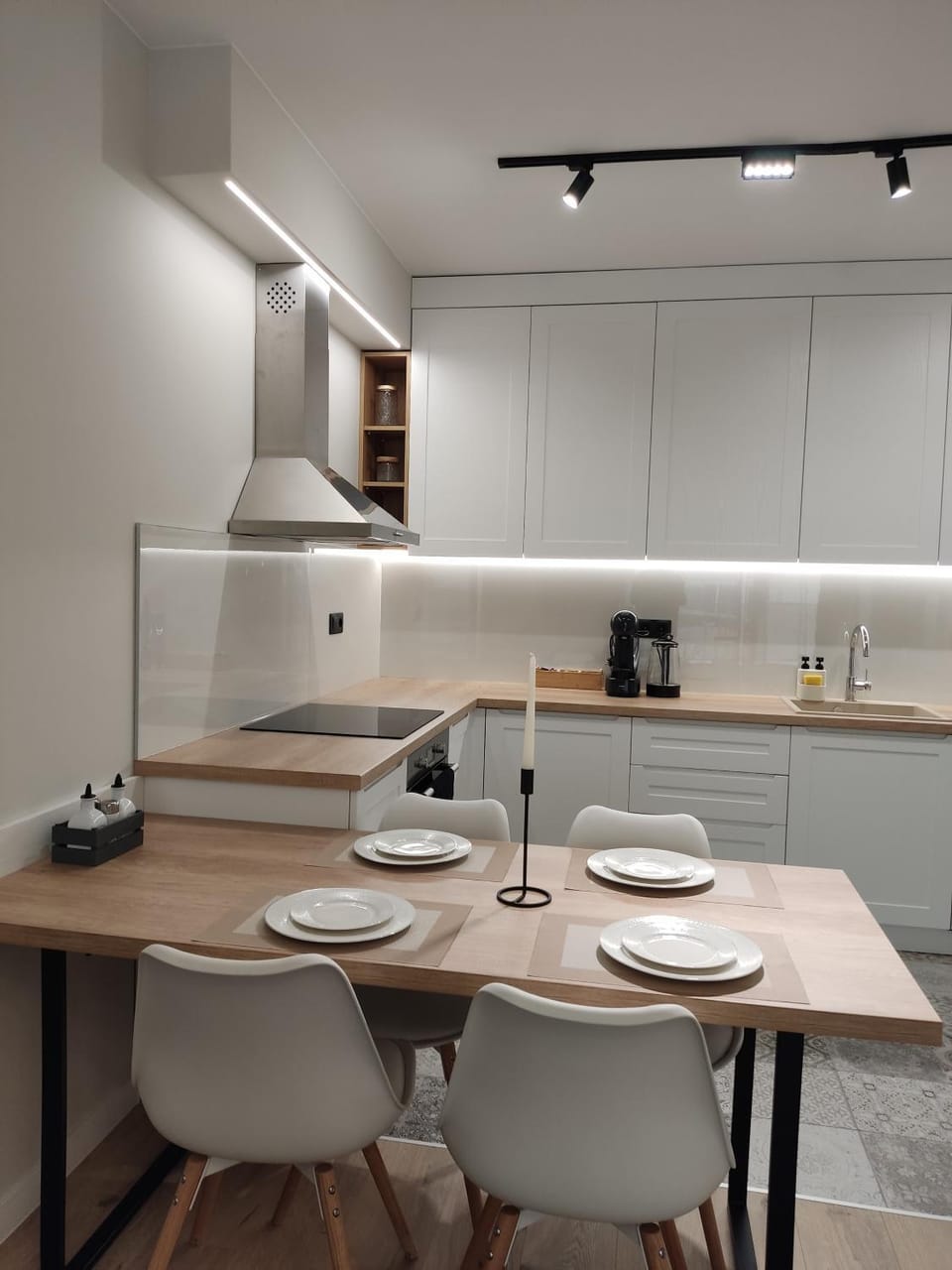 Coffee/tea facilities, Kitchen or kitchenette, Dining area, stove