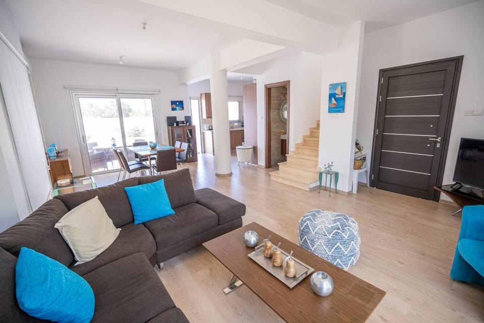 TV and multimedia, Living room, Seating area, Dining area