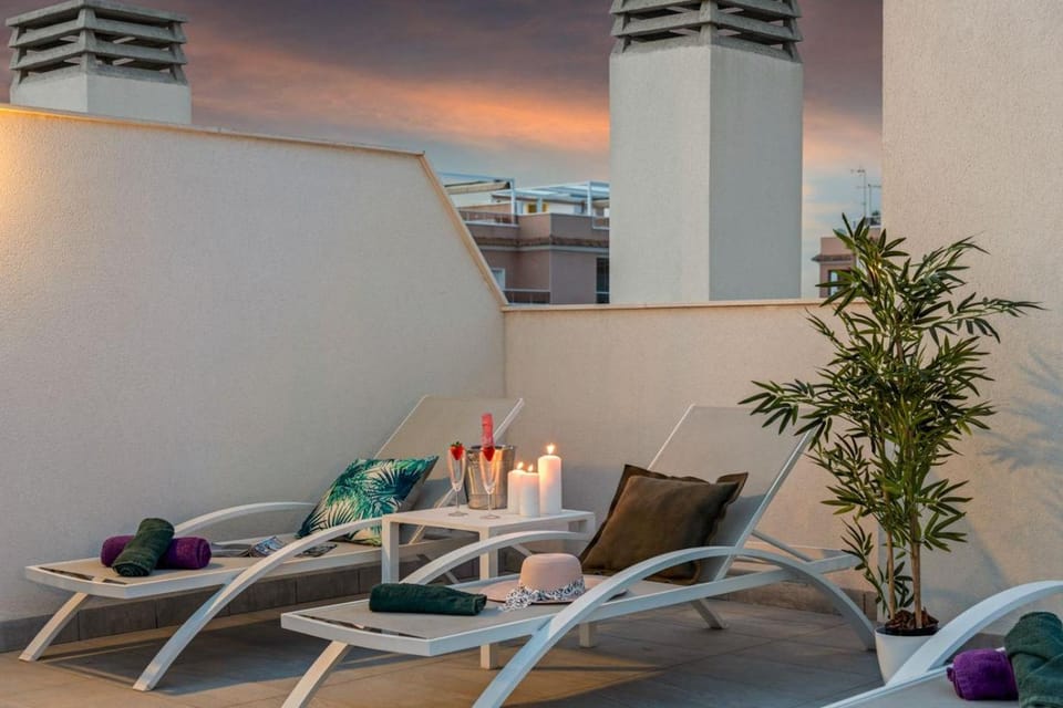 Balcony/Terrace, sunbed