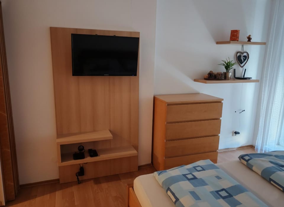 TV and multimedia, Photo of the whole room, Bedroom, wardrobe