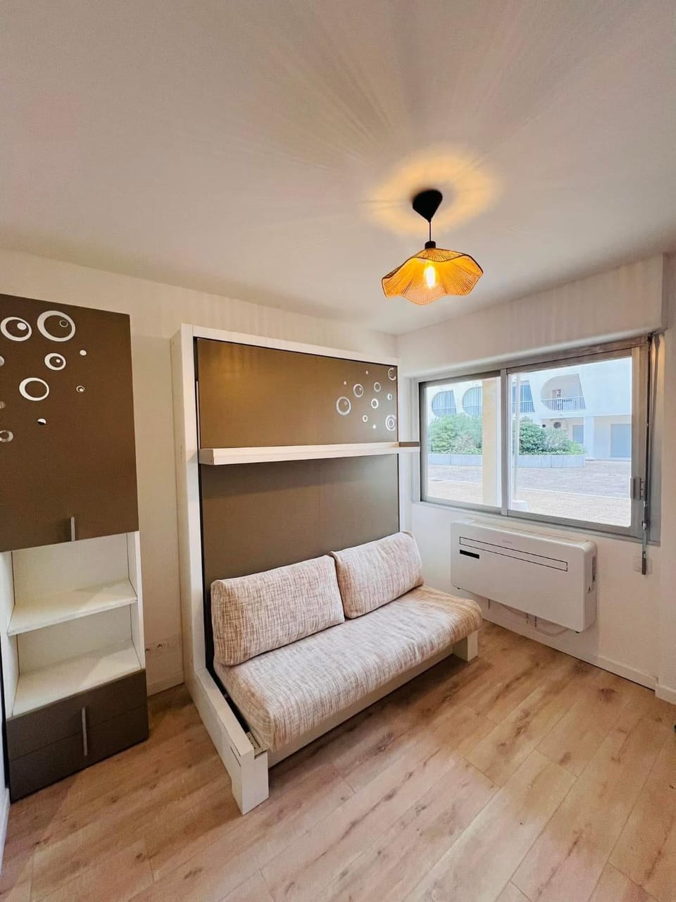 Bed, Living room, Photo of the whole room, Seating area, Bedroom, air conditioner