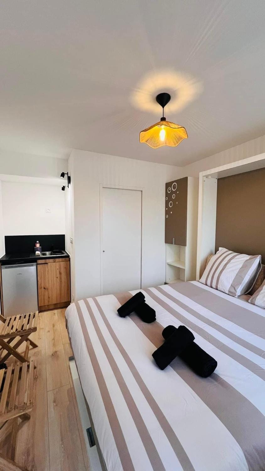 Bed, TV and multimedia, Photo of the whole room, Bedroom, towels, wardrobe
