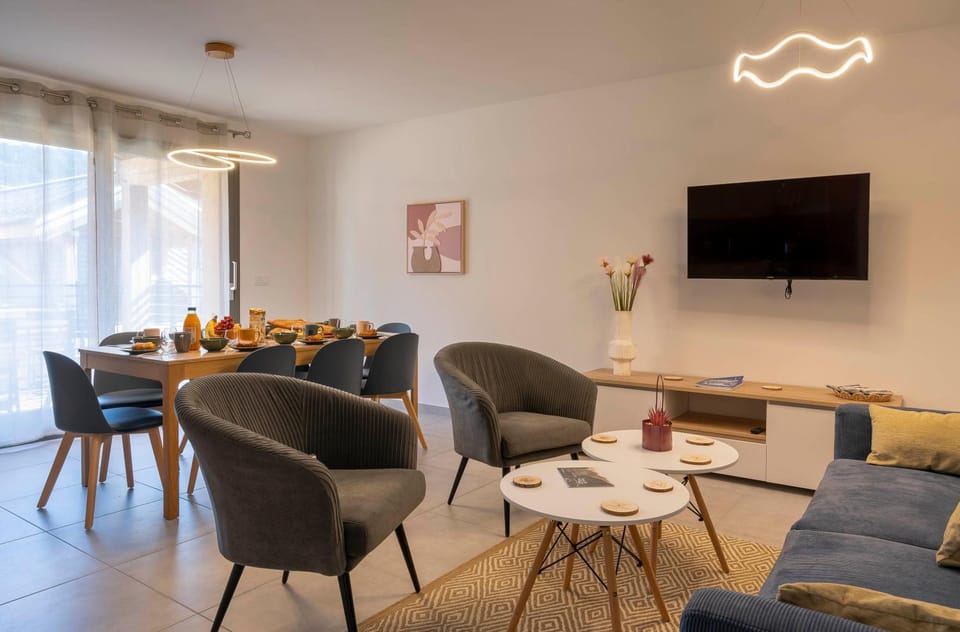 Communal lounge/ TV room, TV and multimedia, Dining area