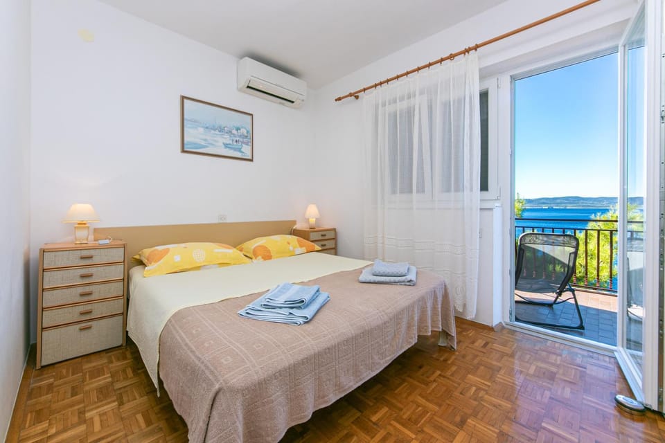 Bedroom, air conditioner