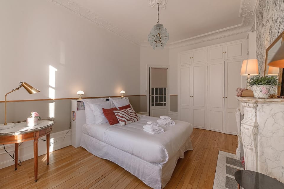 Photo of the whole room, Bedroom