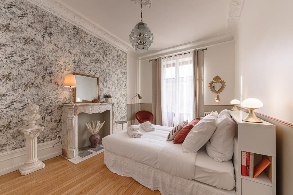 Photo of the whole room, Bedroom