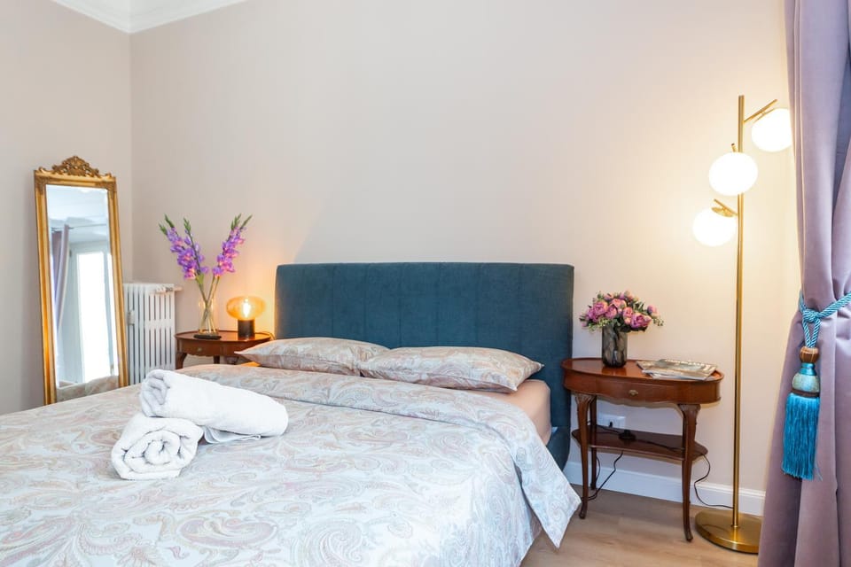 Bed, Bedroom, towels