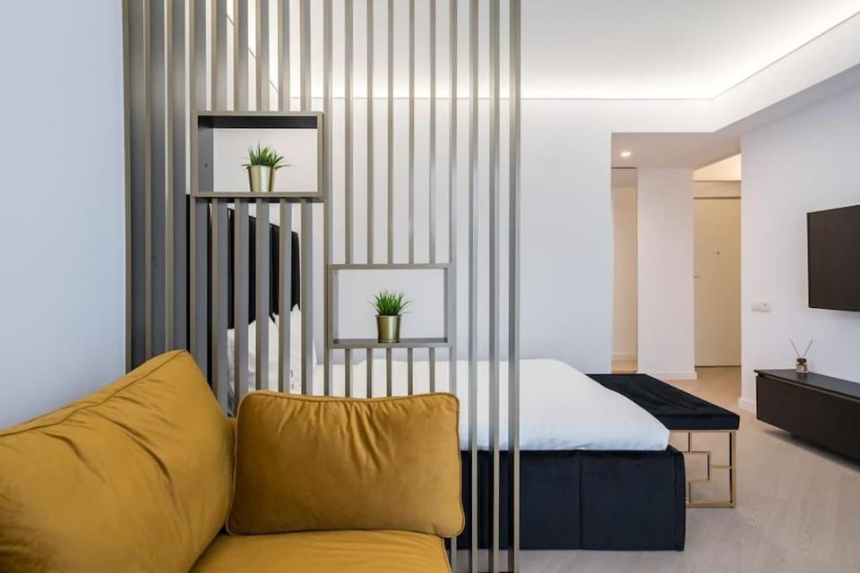 Skyline Black - Cortina North Apartment in Bucharest