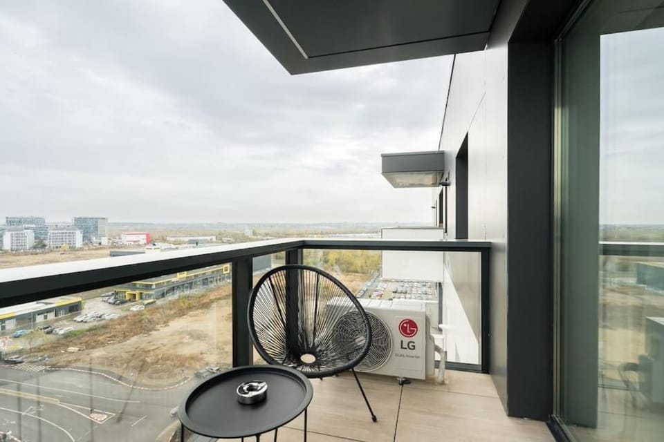 Skyline Black - Cortina North Apartment in Bucharest